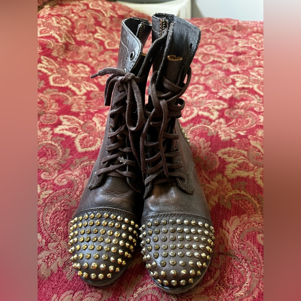 Stylish Steve Madden Brown Ankle Boots with Gold Studs. Women’s Size 8.